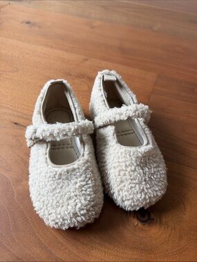 Zara / Toddler Girls Cream Fuzzy Slip On Flats / US 9